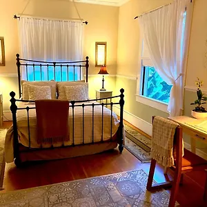 Bed & Breakfast Guest Suites At Aloha Boutique Vegan - Alcohol-free & Smoke-free